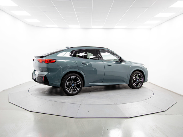 BMW iX2 eDrive20 color Azul. Año 2025. 150KW(204CV). Eléctrico. En concesionario Móvil Begar Alicante de Alicante