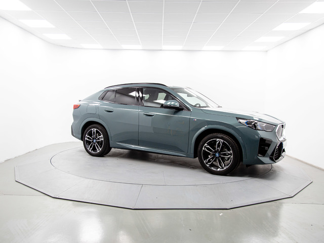 BMW iX2 eDrive20 color Azul. Año 2025. 150KW(204CV). Eléctrico. En concesionario Móvil Begar Alicante de Alicante