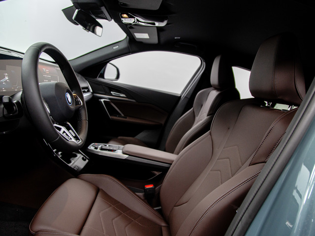 BMW iX2 eDrive20 color Azul. Año 2025. 150KW(204CV). Eléctrico. En concesionario Móvil Begar Alicante de Alicante