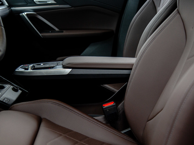 BMW iX2 eDrive20 color Azul. Año 2025. 150KW(204CV). Eléctrico. En concesionario Móvil Begar Alicante de Alicante