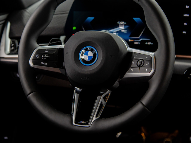 BMW iX2 eDrive20 color Azul. Año 2025. 150KW(204CV). Eléctrico. En concesionario Móvil Begar Alicante de Alicante