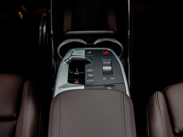 BMW iX2 eDrive20 color Azul. Año 2025. 150KW(204CV). Eléctrico. En concesionario Móvil Begar Alicante de Alicante