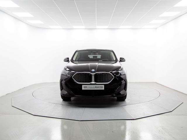 BMW iX2 eDrive20 color Negro. Año 2025. 150KW(204CV). Eléctrico. En concesionario Móvil Begar Alicante de Alicante