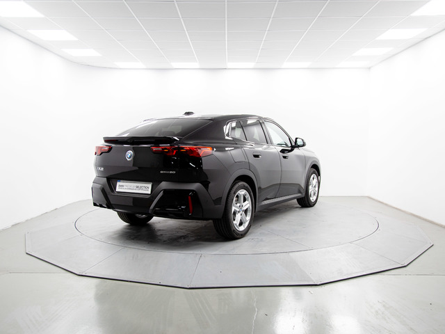 BMW iX2 eDrive20 color Negro. Año 2025. 150KW(204CV). Eléctrico. En concesionario Móvil Begar Alicante de Alicante