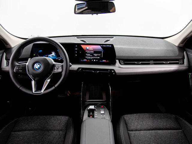 BMW iX2 eDrive20 color Negro. Año 2025. 150KW(204CV). Eléctrico. En concesionario Móvil Begar Alicante de Alicante