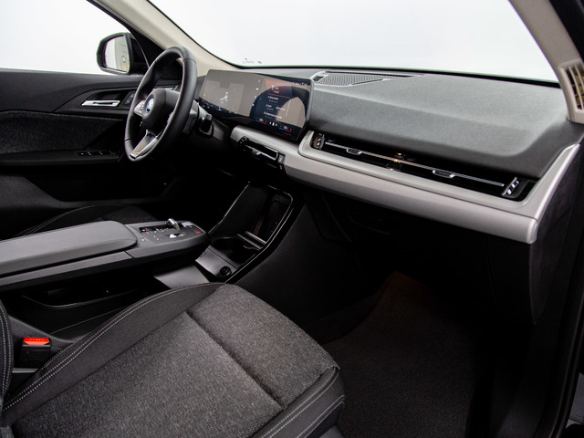 BMW iX2 eDrive20 color Negro. Año 2025. 150KW(204CV). Eléctrico. En concesionario Móvil Begar Alicante de Alicante