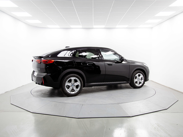 BMW iX2 eDrive20 color Negro. Año 2025. 150KW(204CV). Eléctrico. En concesionario Móvil Begar Alicante de Alicante