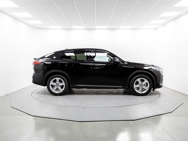 BMW iX2 eDrive20 color Negro. Año 2025. 150KW(204CV). Eléctrico. En concesionario Móvil Begar Alicante de Alicante