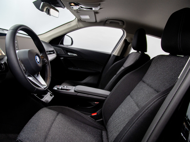 BMW iX2 eDrive20 color Negro. Año 2025. 150KW(204CV). Eléctrico. En concesionario Móvil Begar Alicante de Alicante