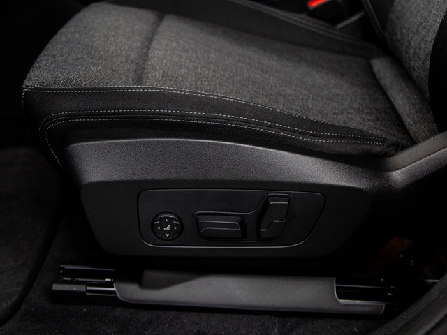 BMW iX2 eDrive20 color Negro. Año 2025. 150KW(204CV). Eléctrico. En concesionario Móvil Begar Alicante de Alicante