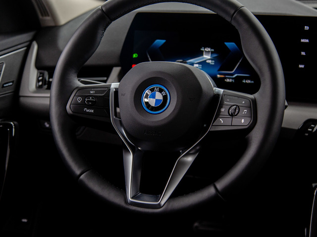 BMW iX2 eDrive20 color Negro. Año 2025. 150KW(204CV). Eléctrico. En concesionario Móvil Begar Alicante de Alicante