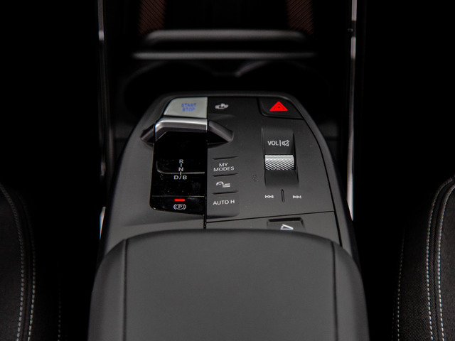 BMW iX2 eDrive20 color Negro. Año 2025. 150KW(204CV). Eléctrico. En concesionario Móvil Begar Alicante de Alicante