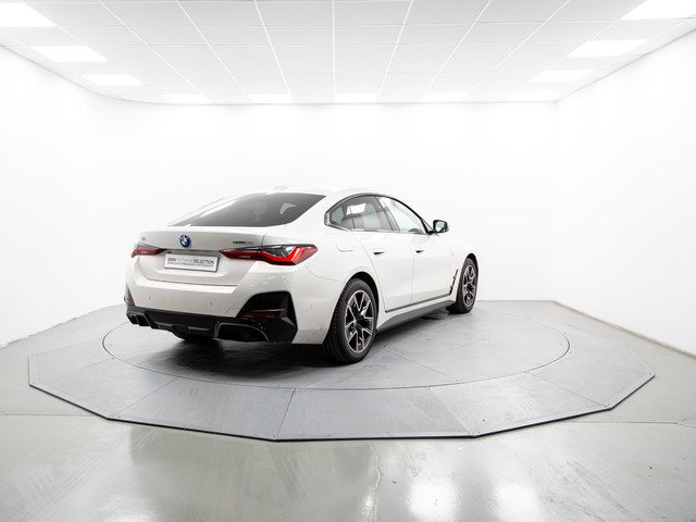 BMW i4 eDrive40 color Blanco. Año 2025. 250KW(340CV). Eléctrico. En concesionario Móvil Begar Alicante de Alicante