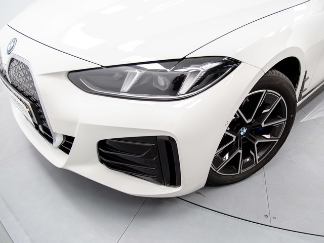 BMW i4 eDrive40 color Blanco. Año 2025. 250KW(340CV). Eléctrico. En concesionario Móvil Begar Alicante de Alicante
