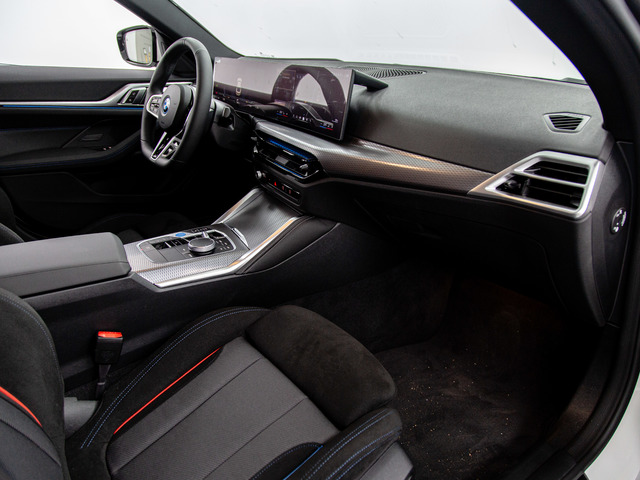 BMW i4 eDrive40 color Blanco. Año 2025. 250KW(340CV). Eléctrico. En concesionario Móvil Begar Alicante de Alicante