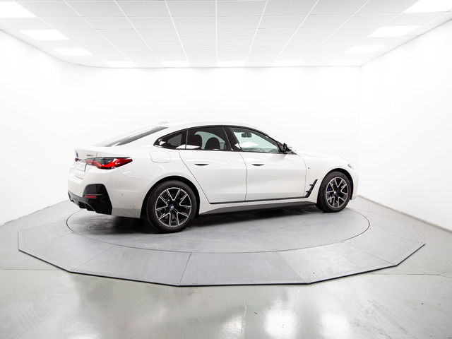 BMW i4 eDrive40 color Blanco. Año 2025. 250KW(340CV). Eléctrico. En concesionario Móvil Begar Alicante de Alicante
