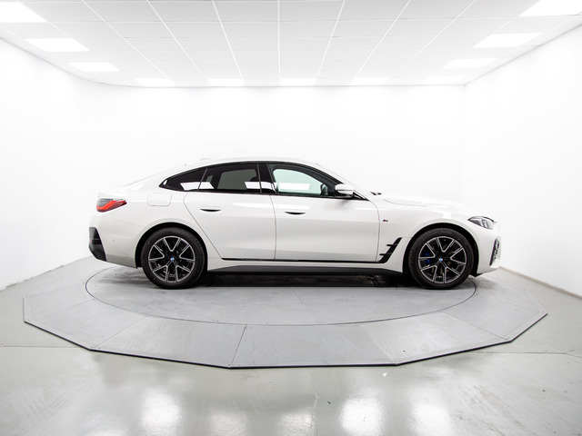 BMW i4 eDrive40 color Blanco. Año 2025. 250KW(340CV). Eléctrico. En concesionario Móvil Begar Alicante de Alicante