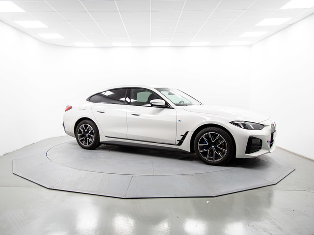 BMW i4 eDrive40 color Blanco. Año 2025. 250KW(340CV). Eléctrico. En concesionario Móvil Begar Alicante de Alicante