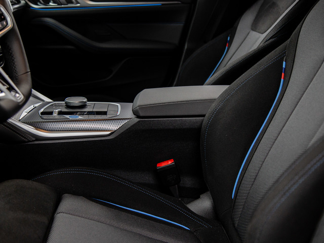 BMW i4 eDrive40 color Blanco. Año 2025. 250KW(340CV). Eléctrico. En concesionario Móvil Begar Alicante de Alicante