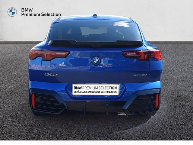 BMW iX2 eDrive20 color Azul. Año 2025. 150KW(204CV). Eléctrico. En concesionario Marmotor de Las Palmas