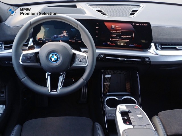 BMW iX2 eDrive20 color Azul. Año 2025. 150KW(204CV). Eléctrico. En concesionario Marmotor de Las Palmas
