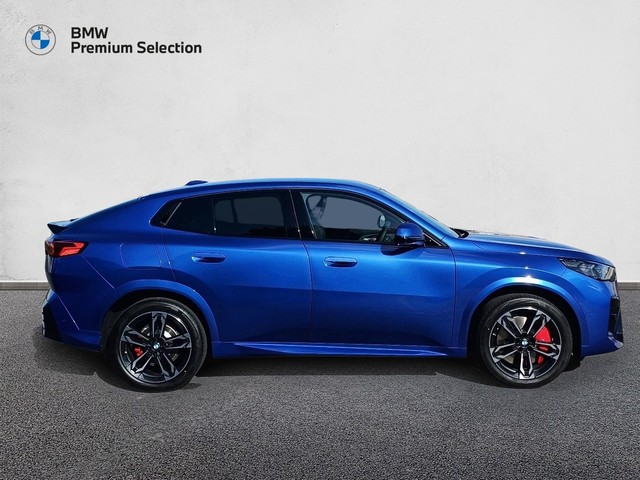 BMW iX2 eDrive20 color Azul. Año 2025. 150KW(204CV). Eléctrico. En concesionario Marmotor de Las Palmas