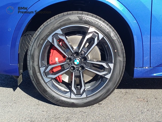 BMW iX2 eDrive20 color Azul. Año 2025. 150KW(204CV). Eléctrico. En concesionario Marmotor de Las Palmas