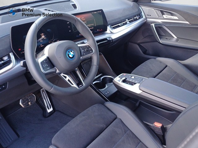 BMW iX2 eDrive20 color Azul. Año 2025. 150KW(204CV). Eléctrico. En concesionario Marmotor de Las Palmas
