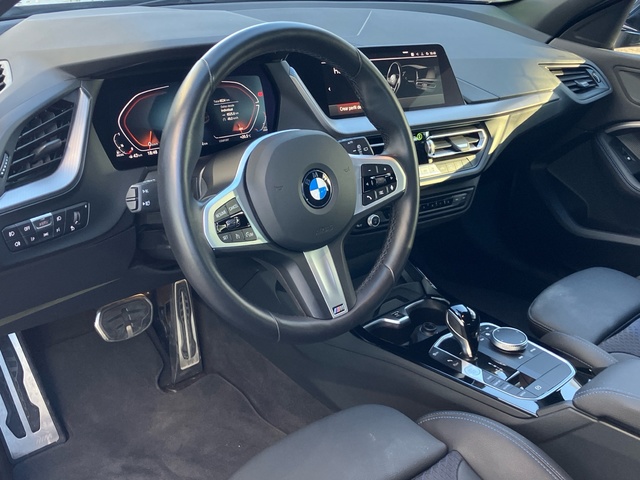 BMW Serie 1 118d color Negro. Año 2024. 110KW(150CV). Diésel. En concesionario Bernesga Motor León (Bmw y Mini) de León