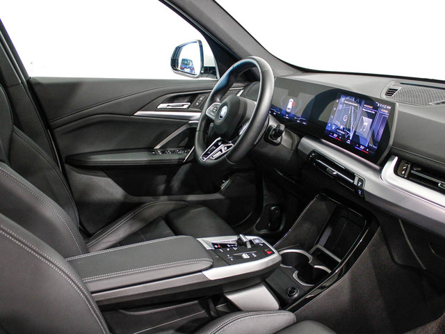 BMW iX1 xDrive30 color Blanco. Año 2023. 230KW(313CV). Eléctrico. En concesionario Barcelona Premium -- GRAN VIA de Barcelona