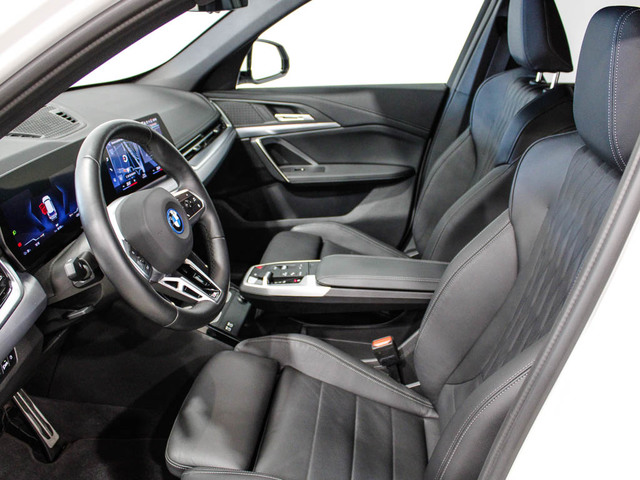 BMW iX1 xDrive30 color Blanco. Año 2023. 230KW(313CV). Eléctrico. En concesionario Barcelona Premium -- GRAN VIA de Barcelona