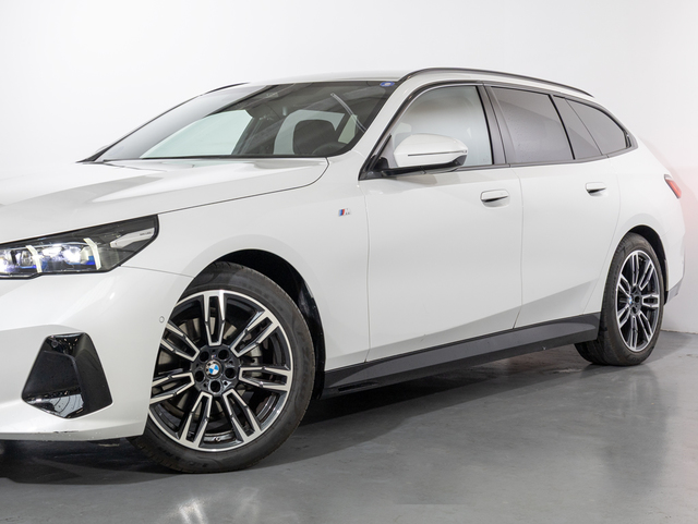 BMW Serie 5 520d Touring color Blanco. Año 2025. 145KW(197CV). Diésel. En concesionario Oliva Motor Girona de Girona