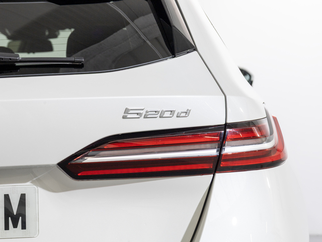 BMW Serie 5 520d Touring color Blanco. Año 2025. 145KW(197CV). Diésel. En concesionario Oliva Motor Girona de Girona