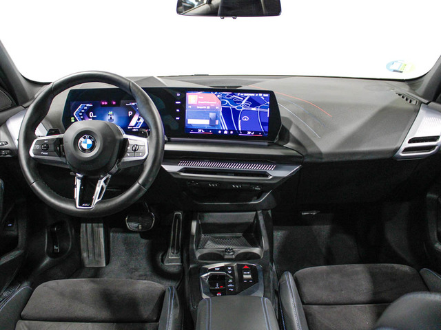 BMW Serie 1 120i color Negro. Año 2024. 125KW(170CV). Gasolina. En concesionario Barcelona Premium -- GRAN VIA de Barcelona