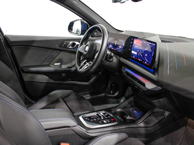 BMW Serie 1 120i color Negro. Año 2024. 125KW(170CV). Gasolina. En concesionario Barcelona Premium -- GRAN VIA de Barcelona