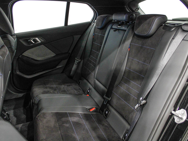 BMW Serie 1 120i color Negro. Año 2024. 125KW(170CV). Gasolina. En concesionario Barcelona Premium -- GRAN VIA de Barcelona