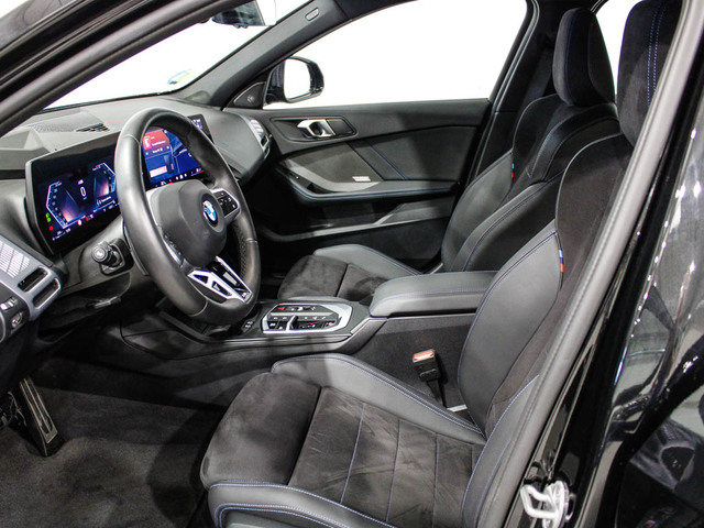 BMW Serie 1 120i color Negro. Año 2024. 125KW(170CV). Gasolina. En concesionario Barcelona Premium -- GRAN VIA de Barcelona