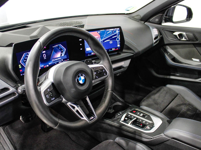 BMW Serie 1 120i color Negro. Año 2024. 125KW(170CV). Gasolina. En concesionario Barcelona Premium -- GRAN VIA de Barcelona