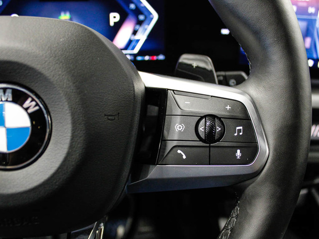 BMW Serie 1 120i color Negro. Año 2024. 125KW(170CV). Gasolina. En concesionario Barcelona Premium -- GRAN VIA de Barcelona