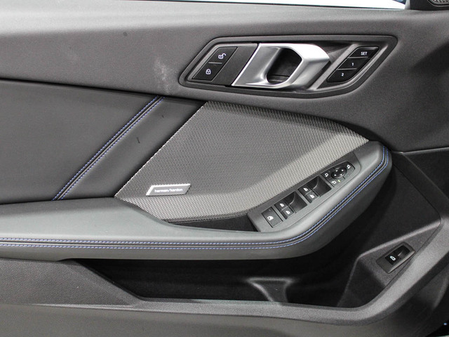 BMW Serie 1 120i color Negro. Año 2024. 125KW(170CV). Gasolina. En concesionario Barcelona Premium -- GRAN VIA de Barcelona