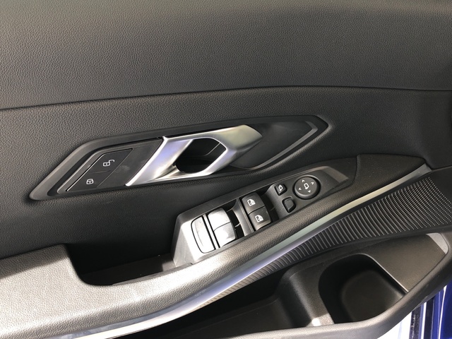 BMW Serie 3 320d color Azul. Año 2025. 140KW(190CV). Diésel. En concesionario Vehinter Getafe de Madrid