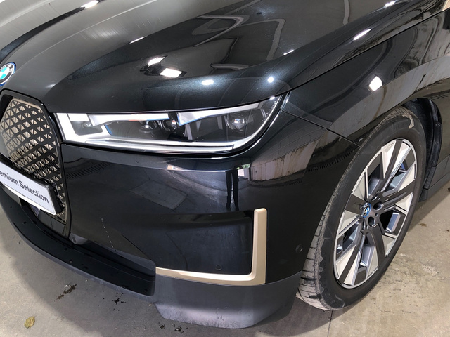 BMW iX xDrive40 color Negro. Año 2021. 240KW(326CV). Eléctrico. En concesionario Movilnorte El Plantio de Madrid