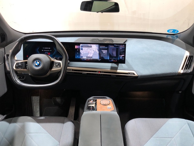 BMW iX xDrive40 color Negro. Año 2021. 240KW(326CV). Eléctrico. En concesionario Movilnorte El Plantio de Madrid