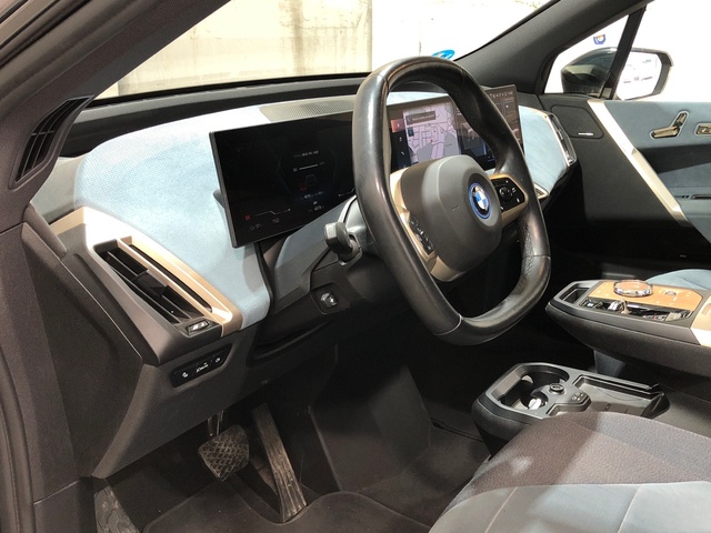 BMW iX xDrive40 color Negro. Año 2021. 240KW(326CV). Eléctrico. En concesionario Movilnorte El Plantio de Madrid