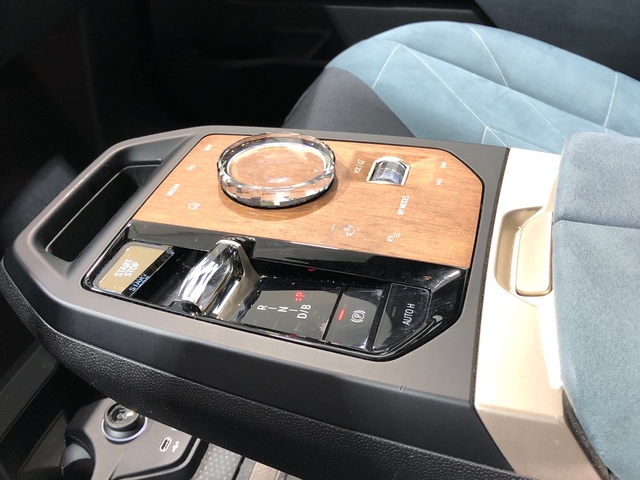 BMW iX xDrive40 color Negro. Año 2021. 240KW(326CV). Eléctrico. En concesionario Movilnorte El Plantio de Madrid