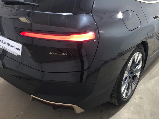 BMW iX xDrive40 color Negro. Año 2021. 240KW(326CV). Eléctrico. En concesionario Movilnorte El Plantio de Madrid