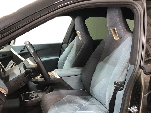 BMW iX xDrive40 color Negro. Año 2021. 240KW(326CV). Eléctrico. En concesionario Movilnorte El Plantio de Madrid