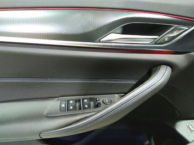 BMW Serie 5 520d color Azul. Año 2022. 140KW(190CV). Diésel. En concesionario Hispamovil, Orihuela de Alicante