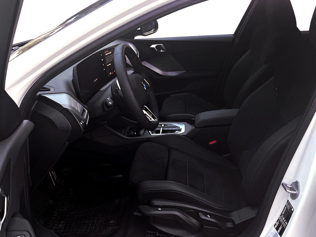 BMW Serie 1 120i color Blanco. Año 2025. 125KW(170CV). Gasolina. En concesionario MURCIA PREMIUM S.L. JUAN CARLOS I de Murcia