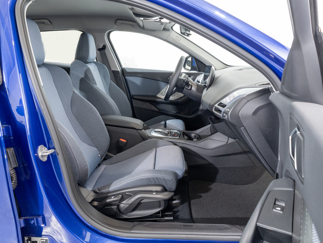 BMW Serie 1 120d color Azul. Año 2025. 120KW(163CV). Diésel. En concesionario Oliva Motor Girona de Girona